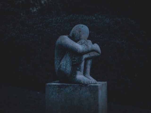Statue of a kneeling man