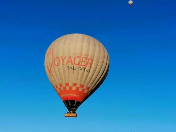 A photo of a hot air balloon