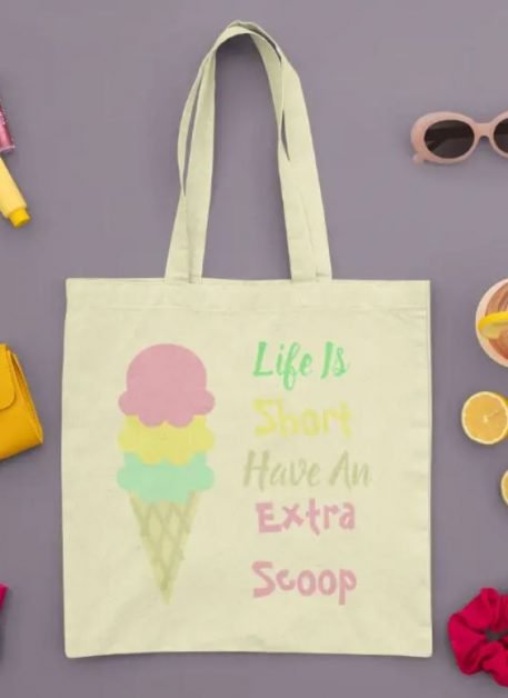 Tote bag with: Life is short, have an extra scoop