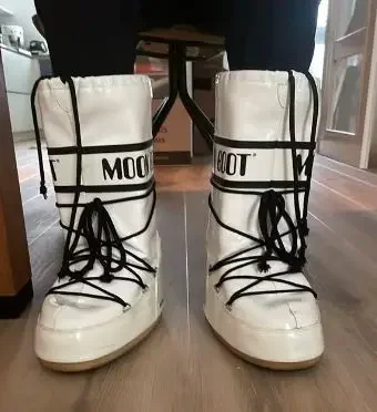 White moonboots for skiers