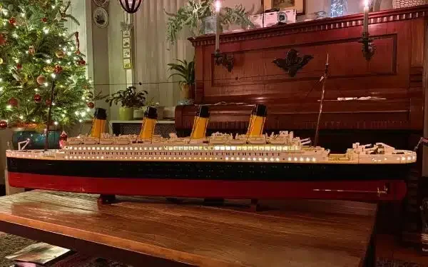 A remake of the Titanic with LEGO blocks
