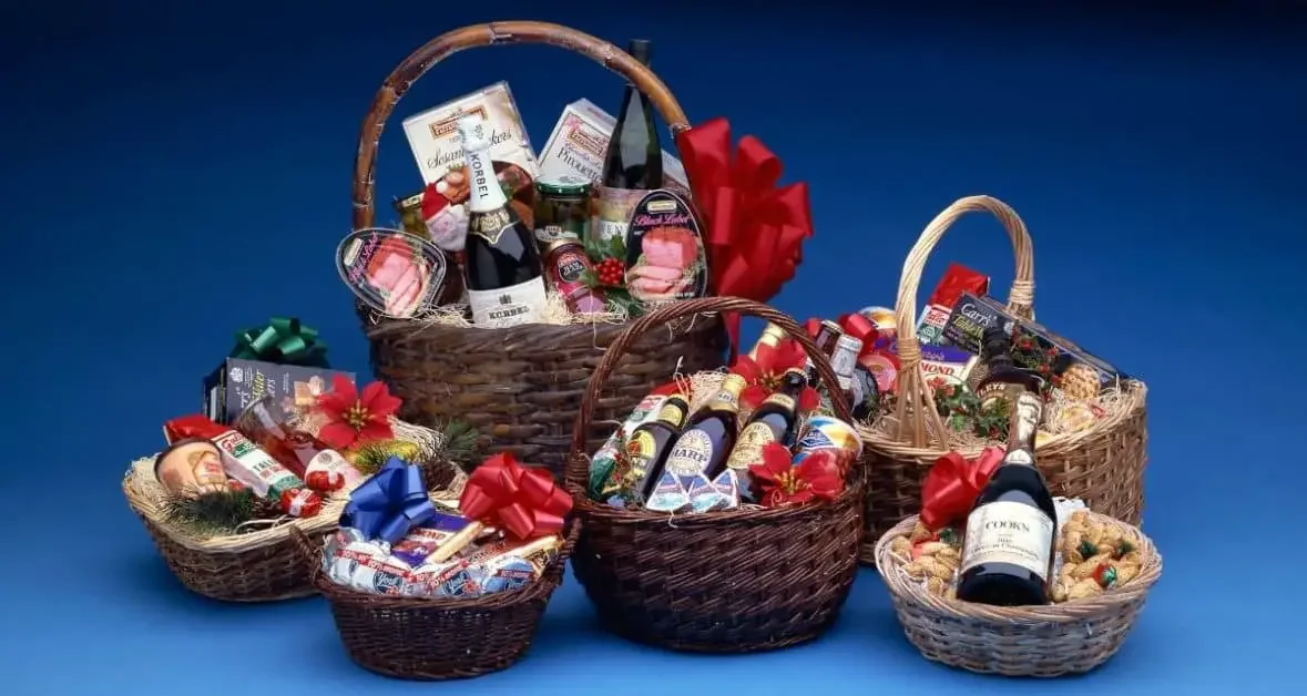 Six different gift baskets with food and drinks