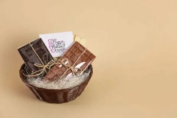 Basket wit chocolate and 'Happy Mother's Day'