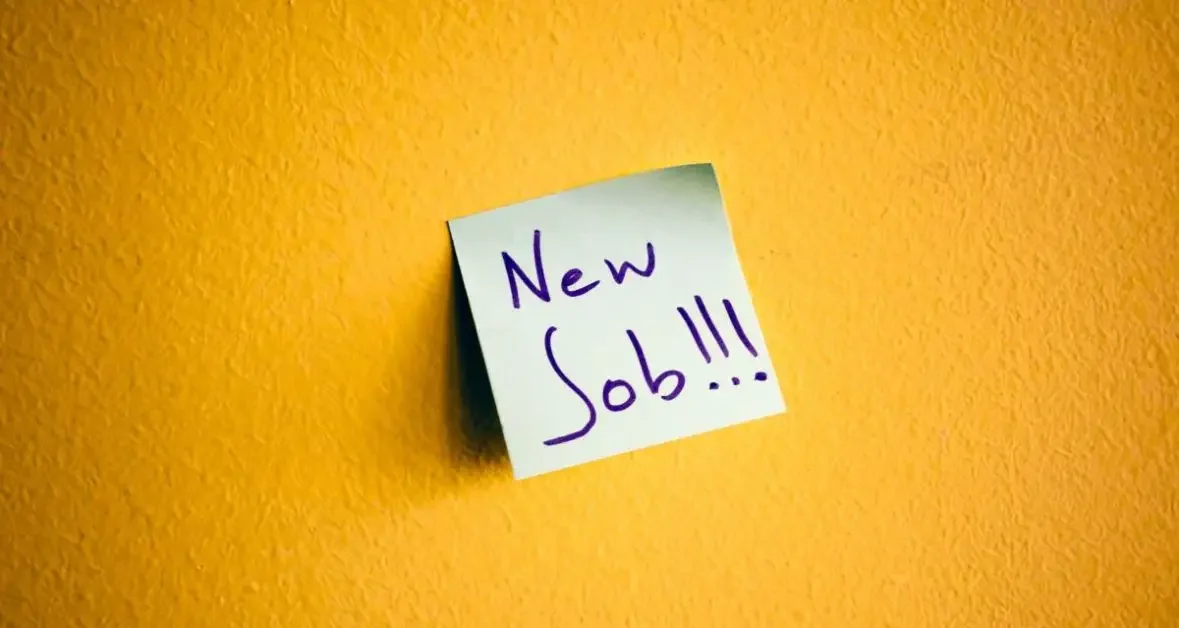 A post it on a wall with "new job"