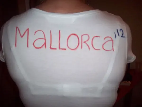 The back of a white t-shirt with "Mallorca" handwritten